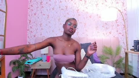 Amelia Adams online show from 11-12-25, 07:35