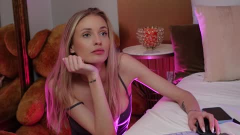 Amelia online show from 01-25-25, 01:41