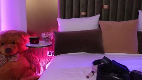 Amelia online show from 11-18-25, 05:56