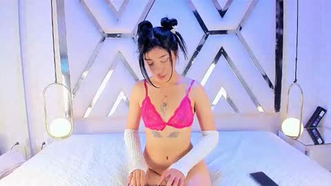 AMELIA TREVICOTT  online show from 12-15-25, 04:50