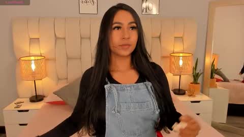 Snapshot of ameliebelle_ chatting on 10-22-25, 12:05 Amelie online show from 10-22-25, 12:05