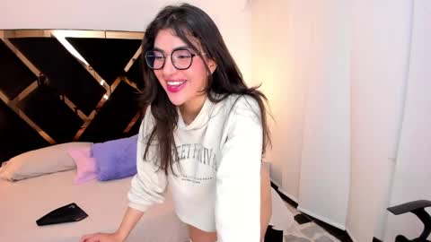 Snapshot of ameliie_saenz chatting on 02-05-25, 01:58 Ameli online show from 02-05-25, 01:58