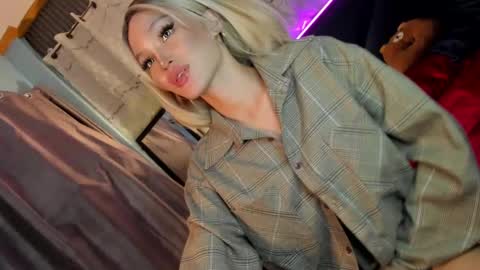 Snapshot of amelinckx chatting on 02-05-25, 10:55 amelinckx online show from 02-05-25, 10:55