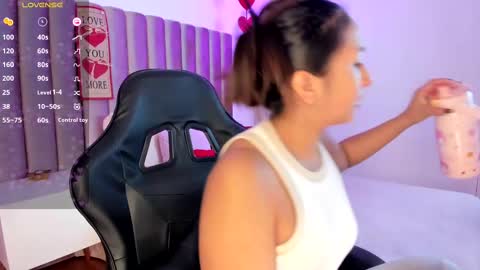 Snapshot of amelyamann chatting on 02-16-25, 12:21 online show from 02-16-25, 12:21