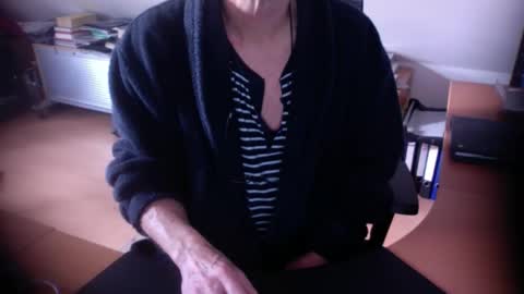 Amor2200 online show from 11-22-25, 10:47