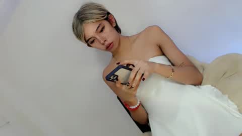 Snapshot of amor_pleasure chatting on 01-28-25, 04:50 Belle Tylor online show from 01-28-25, 04:50