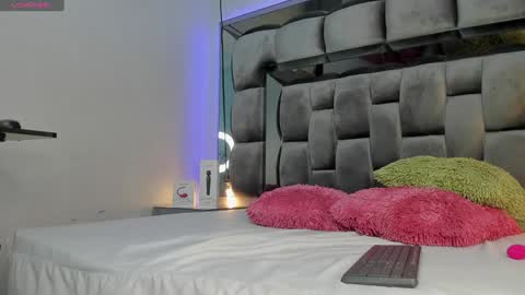 Snapshot of amy_bubble chatting on 01-21-25, 05:30 Bel online show from 01-21-25, 05:30