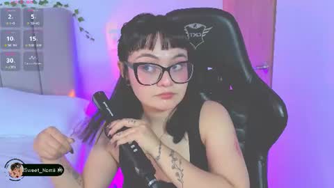 Snapshot of amy_lit chatting on 08-04-26, 09:39 Hello I am Allison Welcome to my room and let is have a good time together whith me online show from 08-04-26, 09:39