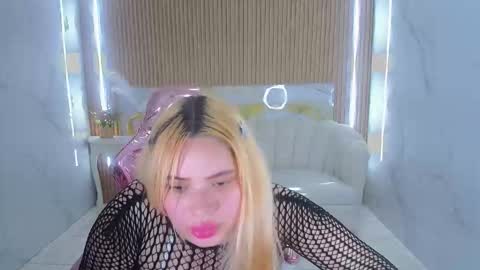 Snapshot of amyg777_s chatting on 10-28-25, 05:44 Amy  online show from 10-28-25, 05:44