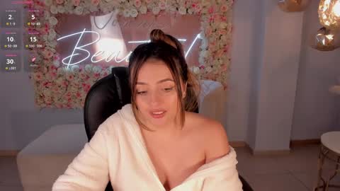 Snapshot of amywoods chatting on 12-24-24, 06:11 online show from 12-24-24, 06:11