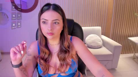 Snapshot of amywoods chatting on 01-08-25, 01:21 online show from 01-08-25, 01:21