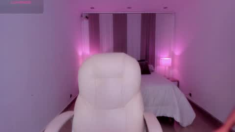 Snapshot of anahi_curlie1 chatting on 02-19-25, 02:55 Anahi Curlie online show from 02-19-25, 02:55