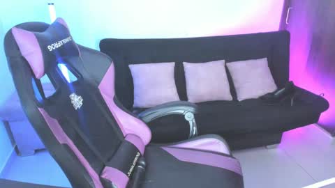 Snapshot of anakiss1 chatting on 02-13-25, 08:17 help me to get 100 thumps up online show from 02-13-25, 08:17