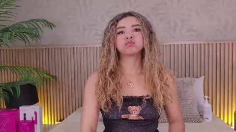 Mia online show from 07-09-26, 12:20