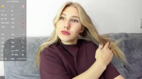 Snapshot of and1sa chatting on 12-17-25, 11:38 Andisa online show from 12-17-25, 11:38