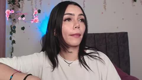 Snapshot of andra_rosse chatting on 05-14-26, 11:33 Andra de la Rosse online show from 05-14-26, 11:33