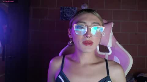 Snapshot of andrea_camila chatting on 04-20-26, 10:44 Andrea online show from 04-20-26, 10:44