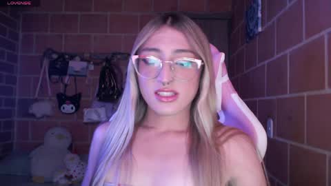Snapshot of andrea_camila chatting on 05-22-26, 05:40 Andrea online show from 05-22-26, 05:40