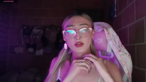 Snapshot of andrea_camila chatting on 05-29-26, 03:15 Andrea online show from 05-29-26, 03:15