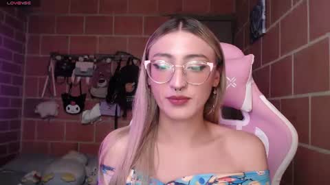 Snapshot of andrea_camila chatting on 06-09-26, 03:34 Andrea online show from 06-09-26, 03:34