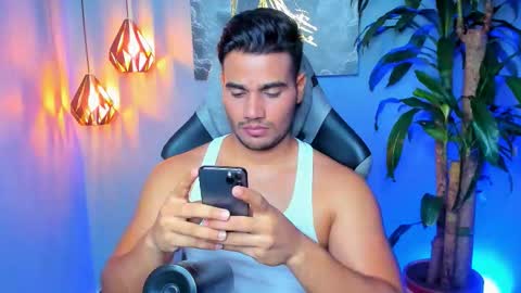 Snapshot of andresfiit chatting on 11-21-25, 02:32 Andres online show from 11-21-25, 02:32