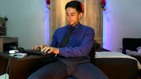 Snapshot of andrew_elliot chatting on 12-16-25, 02:05 Andrew online show from 12-16-25, 02:05