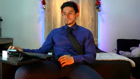 Snapshot of andrew_elliot chatting on 12-18-25, 05:46 Andrew online show from 12-18-25, 05:46