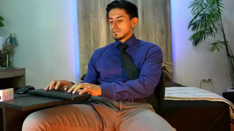 Snapshot of andrew_elliot chatting on 05-19-26, 05:25 Andrew online show from 05-19-26, 05:25