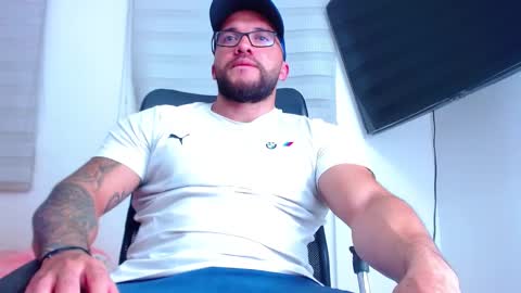 Snapshot of andrew_holden__ chatting on 02-13-25, 11:37 andrew_holden__ online show from 02-13-25, 11:37