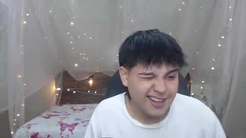 Snapshot of andrewsmile_ chatting on 12-22-24, 12:38 ANDREW online show from 12-22-24, 12:38