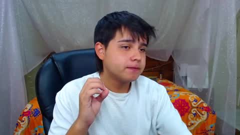 Snapshot of andrewsmile_ chatting on 02-25-25, 12:24 ANDREW online show from 02-25-25, 12:24