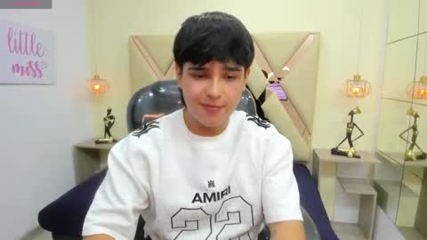 Snapshot of andrewsmile_ chatting on 04-11-26, 01:37 ANDREW online show from 04-11-26, 01:37