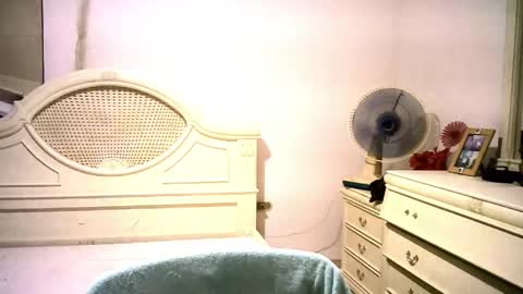 Snapshot of andy_look chatting on 05-17-26, 01:36 Andy Look online show from 05-17-26, 01:36