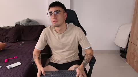 Snapshot of andy_shaaw chatting on 02-21-25, 04:59 Andres online show from 02-21-25, 04:59