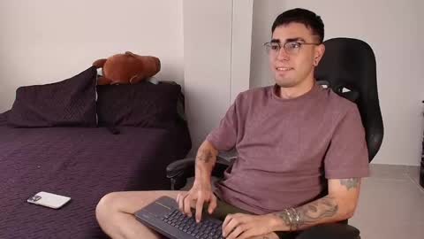 Snapshot of andy_shaaw chatting on 02-24-25, 05:20 Andres online show from 02-24-25, 05:20