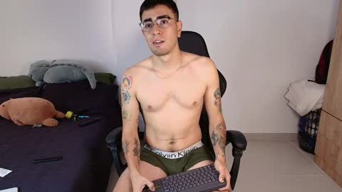 Snapshot of andy_shaaw chatting on 02-25-25, 01:28 Andres online show from 02-25-25, 01:28