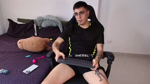 Snapshot of andy_shaaw chatting on 02-25-25, 08:19 Andres online show from 02-25-25, 08:19