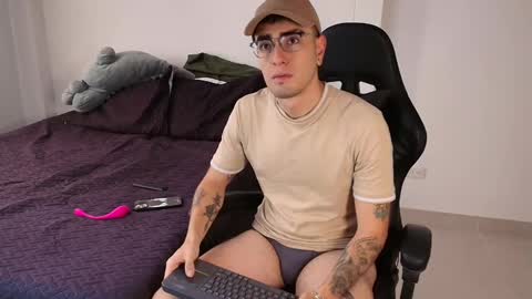 Snapshot of andy_shaaw chatting on 03-07-25, 01:18 Andres online show from 03-07-25, 01:18