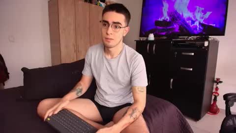 Snapshot of andy_shaaw chatting on 01-06-26, 01:48 Andres online show from 01-06-26, 01:48