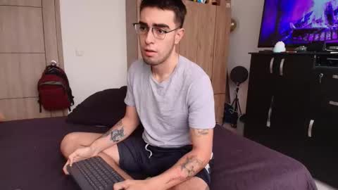Snapshot of andy_shaaw chatting on 01-08-26, 01:24 Andres online show from 01-08-26, 01:24