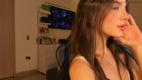 Snapshot of anelisse_ chatting on 10-16-25, 05:52 online show from 10-16-25, 05:52