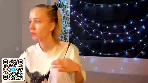 Snapshot of anellyball_ chatting on 03-13-26, 09:38 Anelly online show from 03-13-26, 09:38