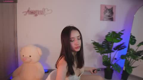 Snapshot of angeeel_ chatting on 01-18-26, 02:15 Angel online show from 01-18-26, 02:15