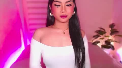 Snapshot of angel_eloaxx chatting on 05-13-26, 07:33 Angel online show from 05-13-26, 07:33