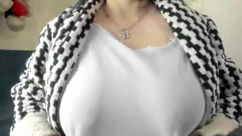 Snapshot of angela_suaza chatting on 11-10-25, 02:10 Angela online show from 11-10-25, 02:10