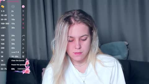 Snapshot of angelanty chatting on 11-21-25, 01:10 Darsi Anty online show from 11-21-25, 01:10