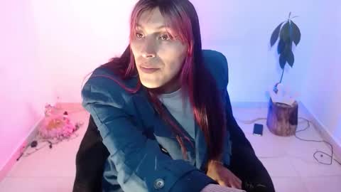 Snapshot of angele_johnson chatting on 11-18-25, 05:01 angele online show from 11-18-25, 05:01