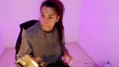 Snapshot of angele_johnson chatting on 03-23-26, 07:18 angele online show from 03-23-26, 07:18