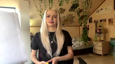 Snapshot of angelesgropper chatting on 04-15-26, 09:05 Lena online show from 04-15-26, 09:05