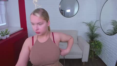 Snapshot of angelic_coy chatting on 04-24-26, 11:01 Angelic beauty online show from 04-24-26, 11:01